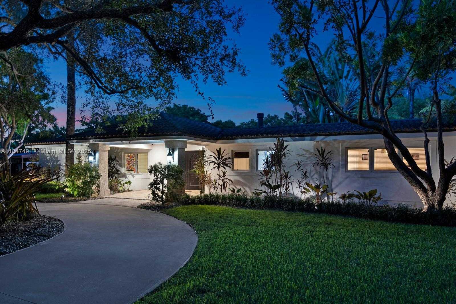 Small Image of 11855 SOUTH WEST 68TH CT, Pinecrest Number 46