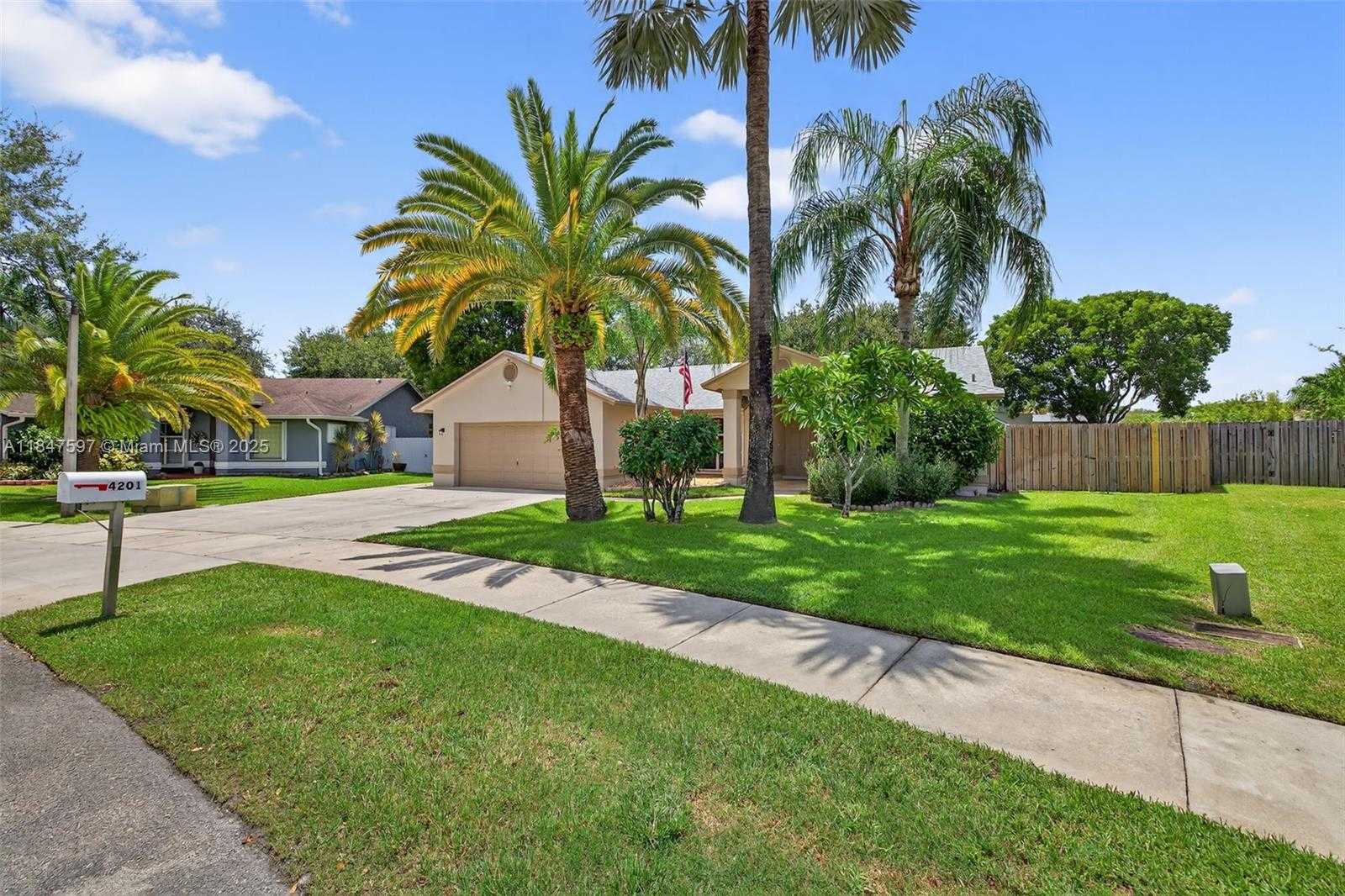 Small Image of 4201 SOUTH WEST 78TH DR, Davie Number 2