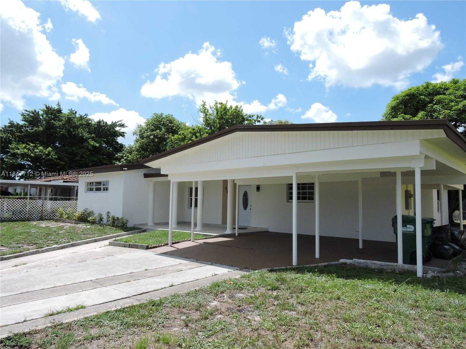 Small Image of 2040 NORTH WEST 185TH TER, Miami Gardens Number 3