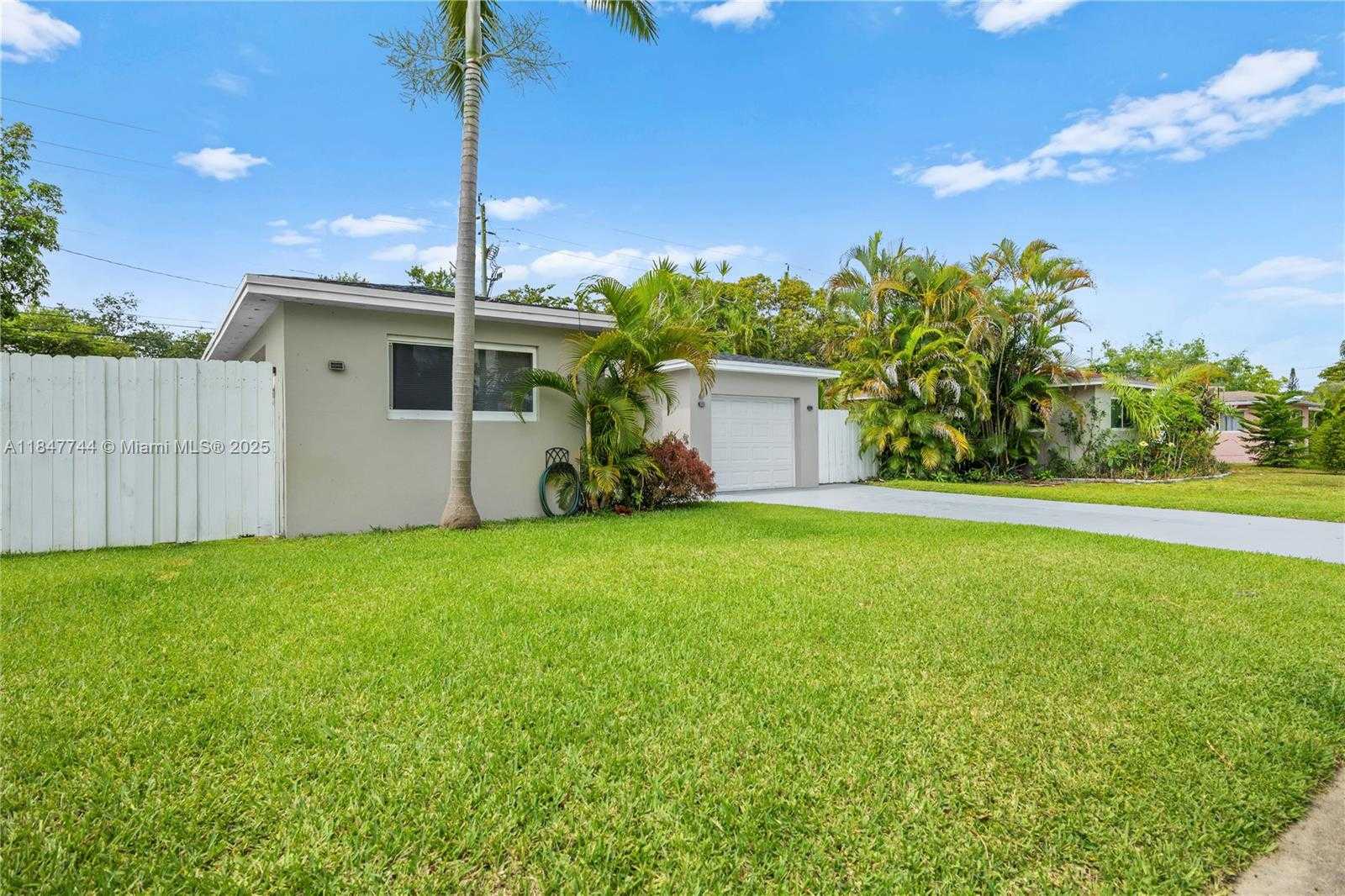 Small Image of 3246 PIERCE ST, Hollywood Number 3
