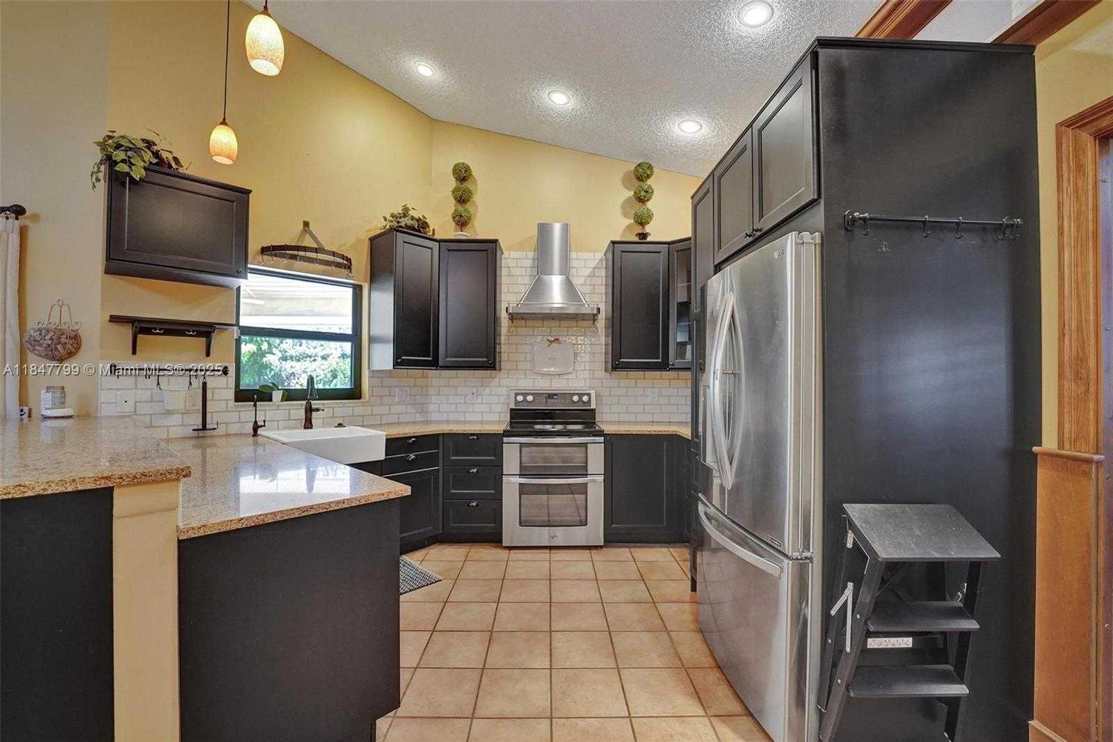 Small Image of 9682 RIDGECREST CT, Davie Number 11