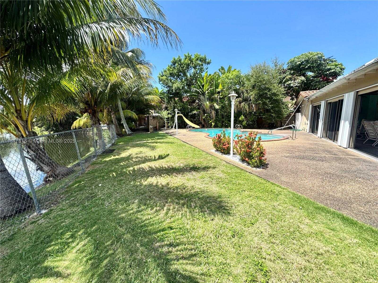Small Image of 10450 SOUTH WEST 19TH ST, Miami Number 10