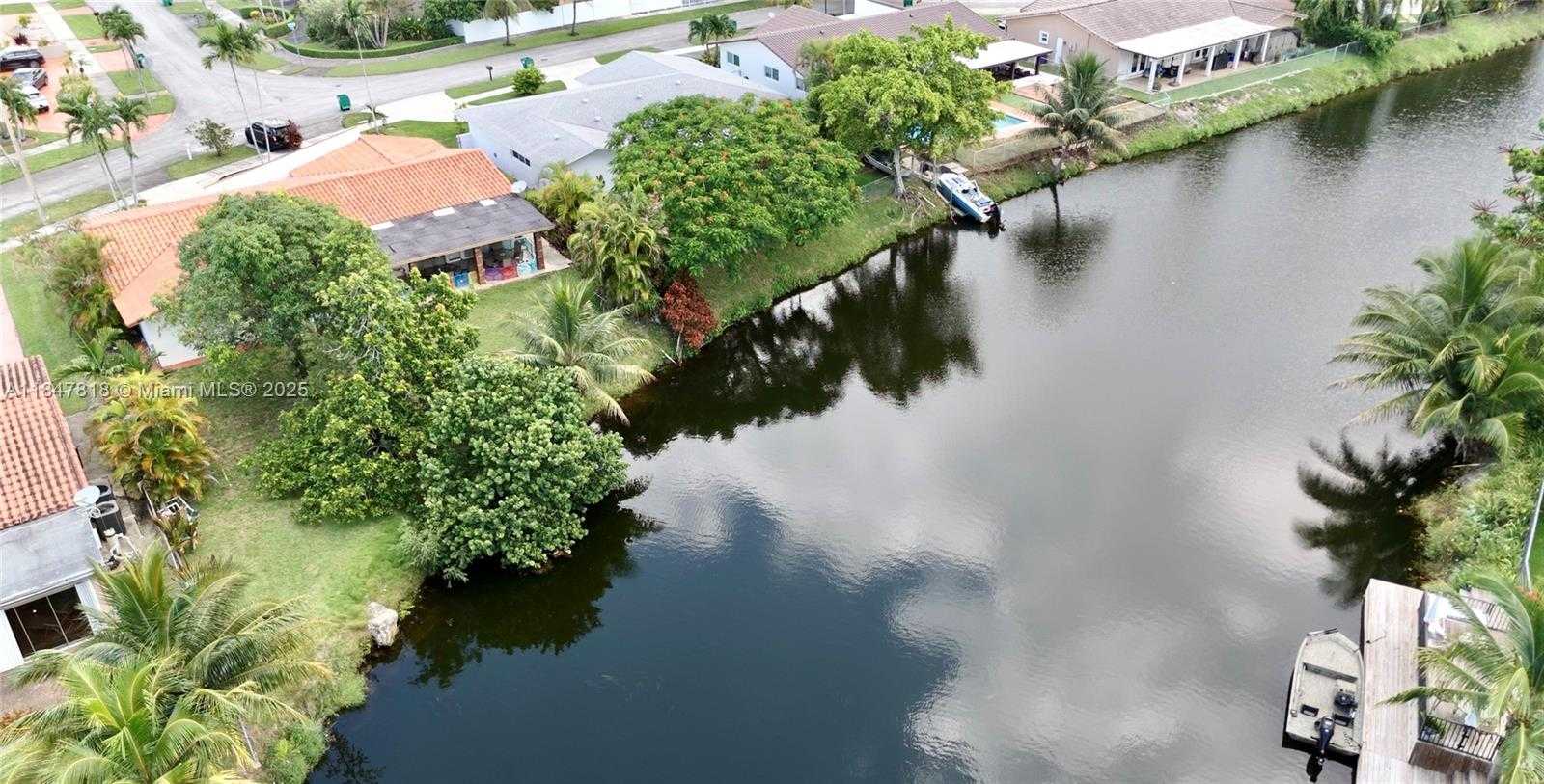 Small Image of 10450 SOUTH WEST 19TH ST, Miami Number 2