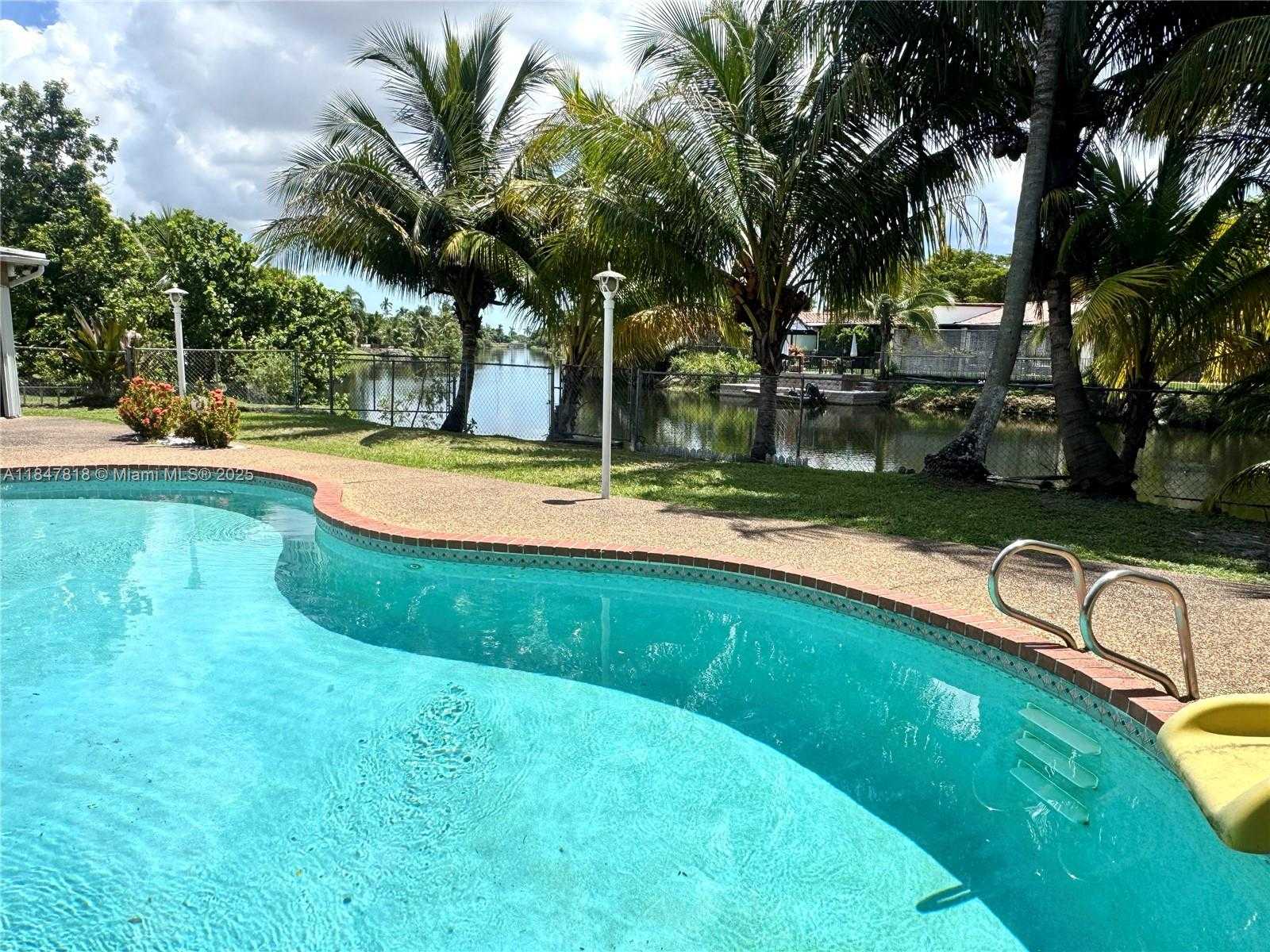 Small Image of 10450 SOUTH WEST 19TH ST, Miami Number 4