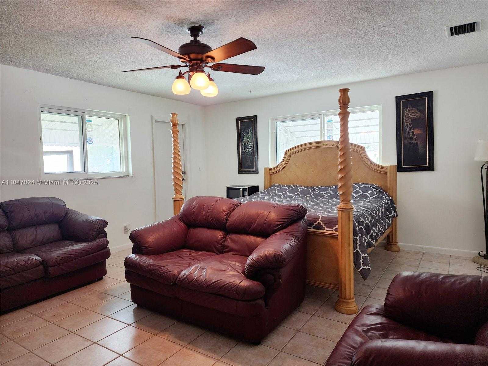 Small Image of 2623 HARDING ST, Hollywood Number 11