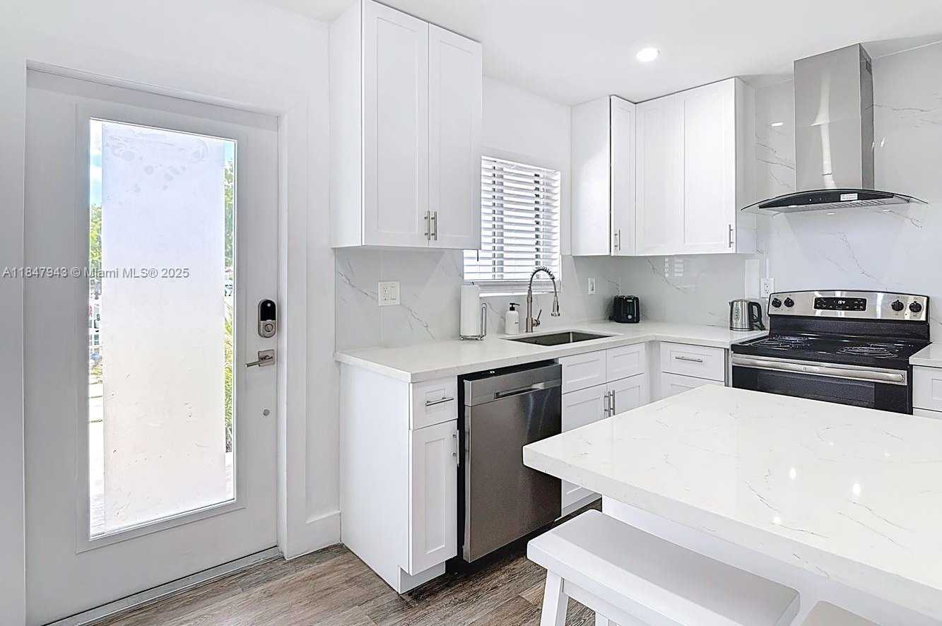 Small Image of 3041 NORTH WEST 69TH TER, Miami Number 16
