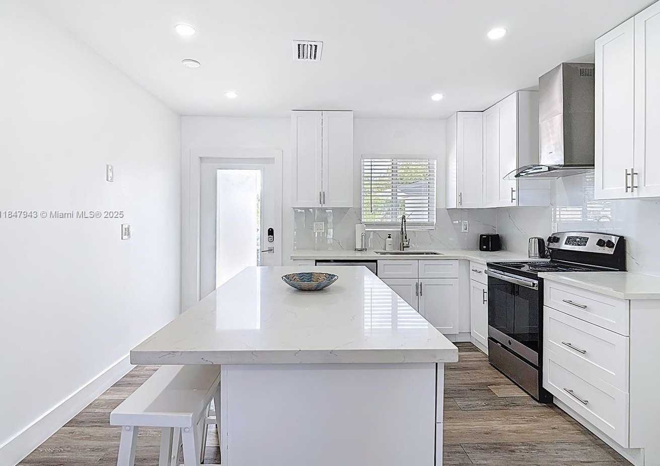 Small Image of 3041 NORTH WEST 69TH TER, Miami Number 2