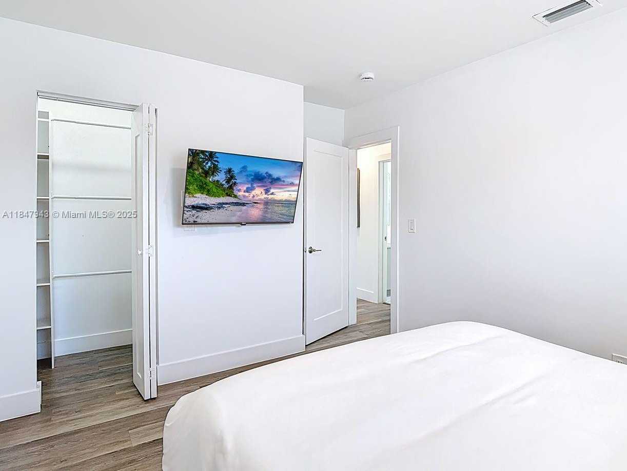 Small Image of 3041 NORTH WEST 69TH TER, Miami Number 20
