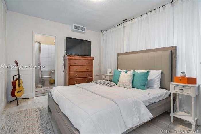 Small Image of 52 EAST 50TH PL, Hialeah Number 11