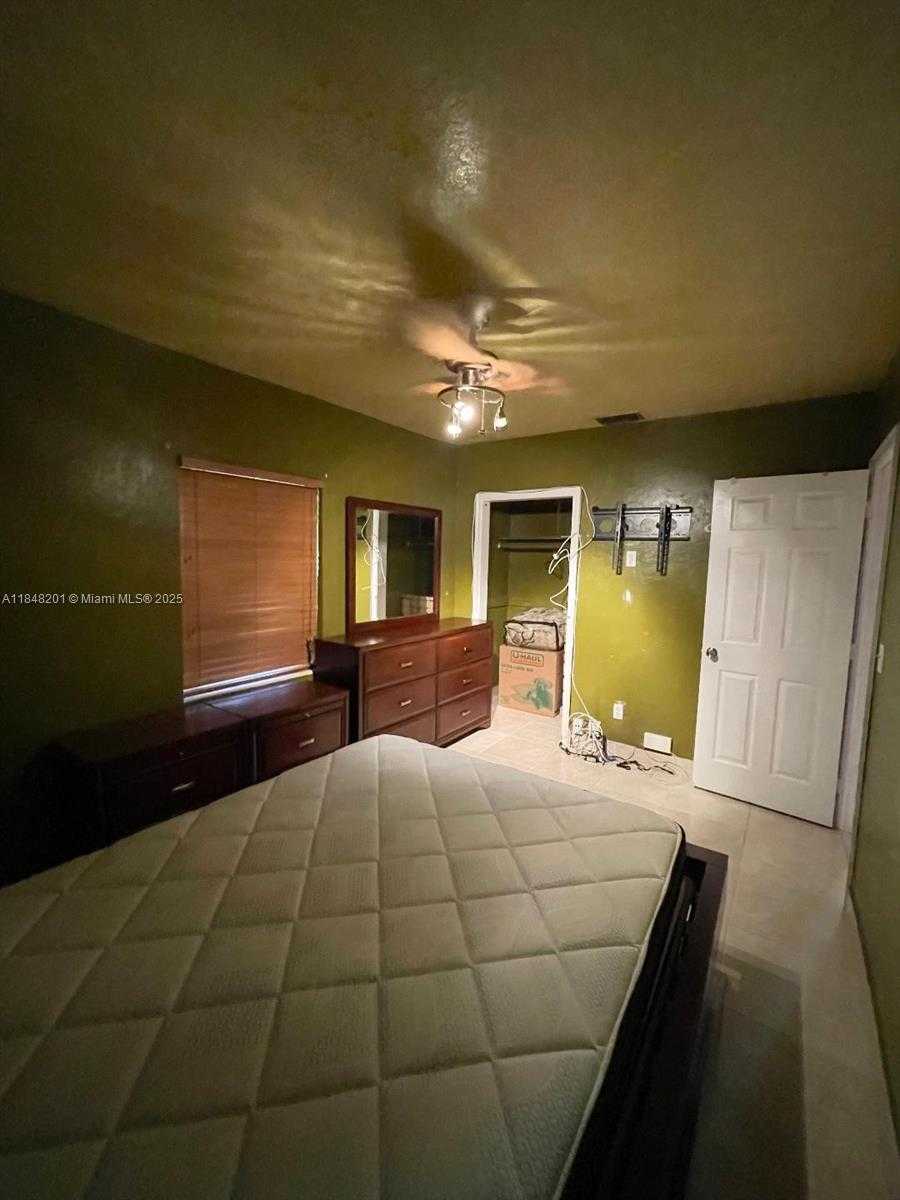 Small Image of 412 EAST EVANSTON CIR, Fort Lauderdale Number 11