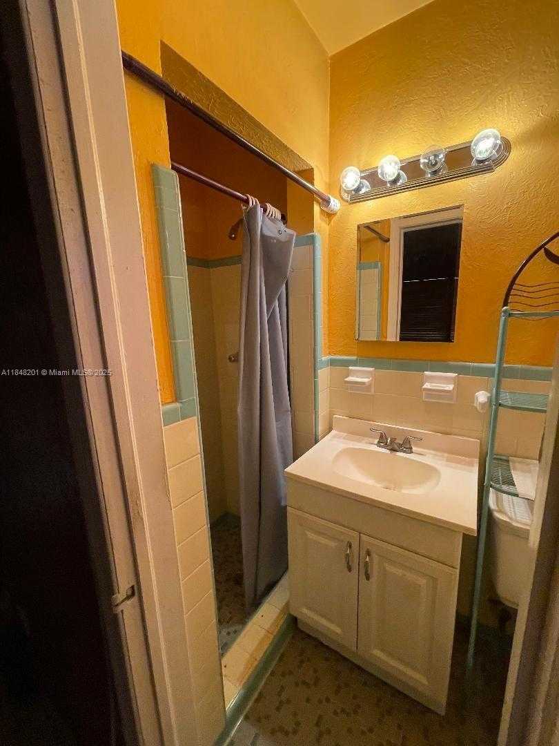 Small Image of 412 EAST EVANSTON CIR, Fort Lauderdale Number 13