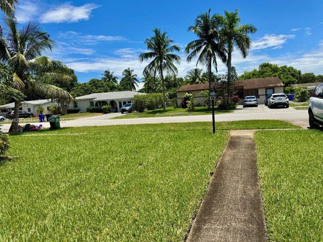 Small Image of 412 EAST EVANSTON CIR, Fort Lauderdale Number 2