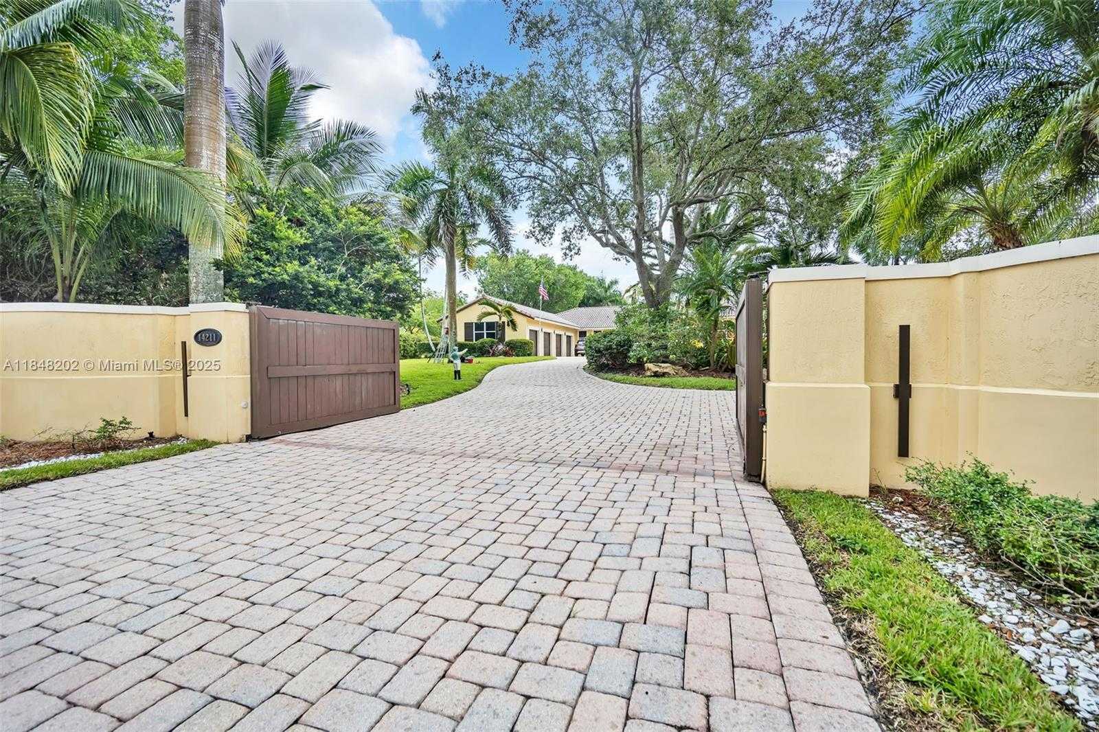 Small Image of 14211 SUNSET LN, Southwest Ranches Number 75