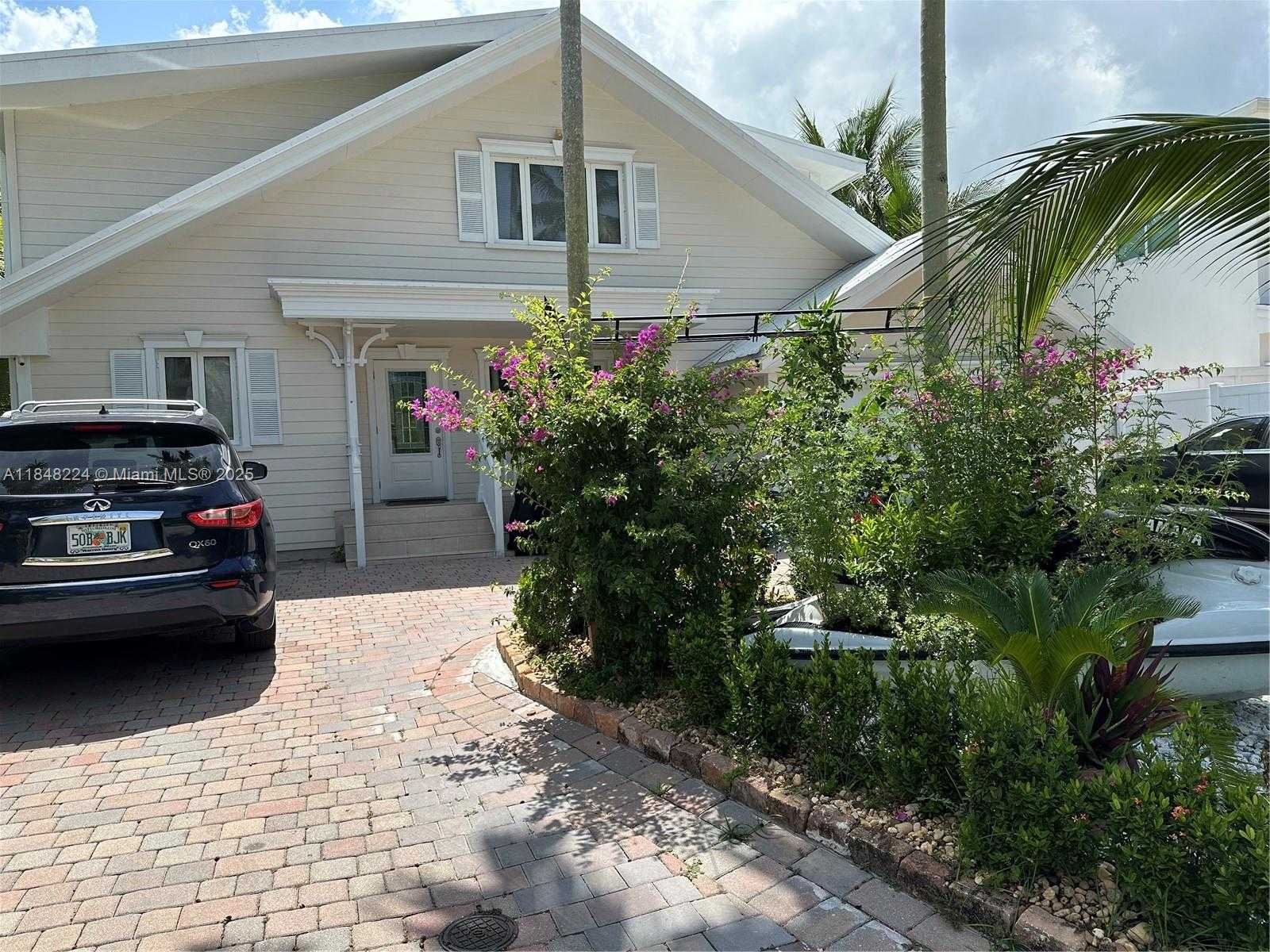Small Image of 1524 ARGYLE DR, Fort Lauderdale Number 2