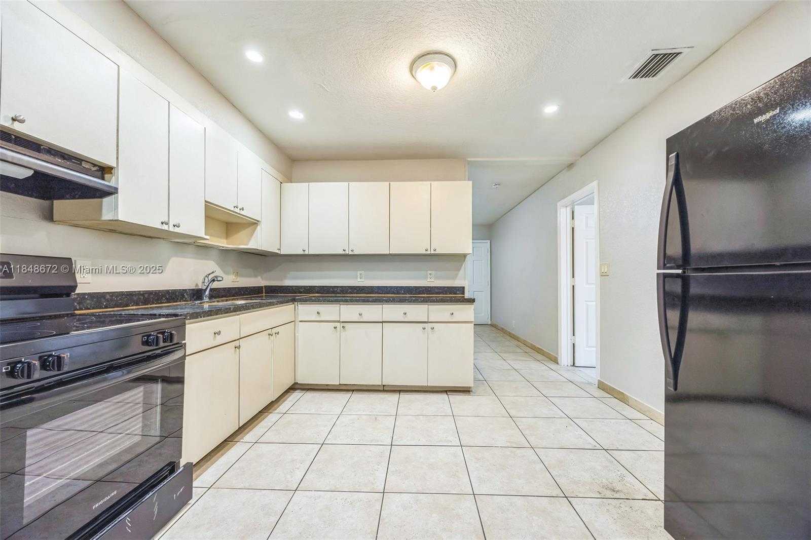 Small Image of 2651 ADAMS ST, Hollywood Number 2