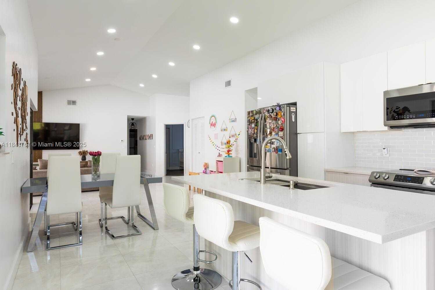 Small Image of 15060 NORFOLK LN, Davie Number 4