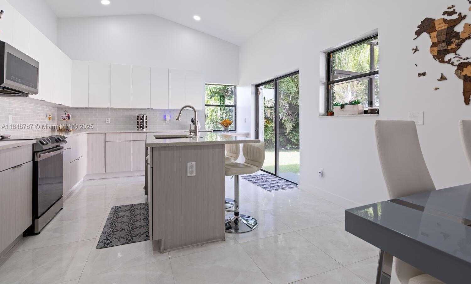 Small Image of 15060 NORFOLK LN, Davie Number 5