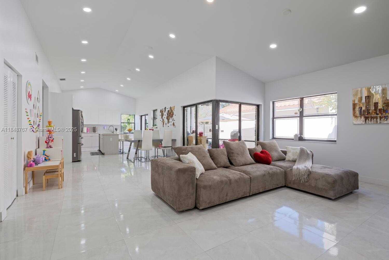 Small Image of 15060 NORFOLK LN, Davie Number 7