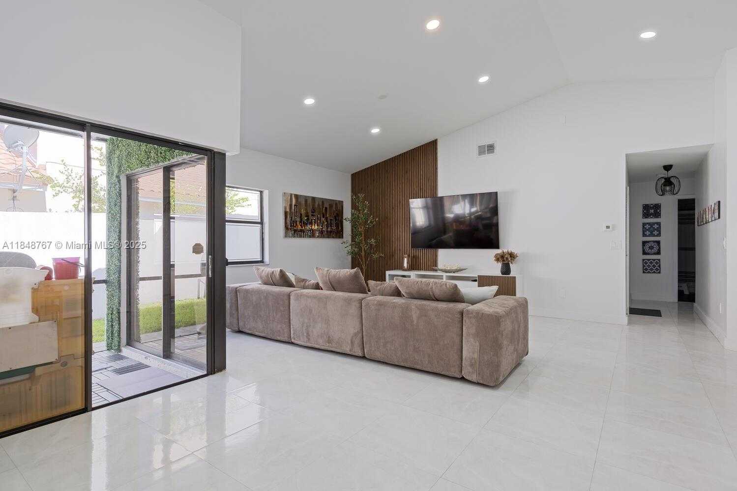 Small Image of 15060 NORFOLK LN, Davie Number 8