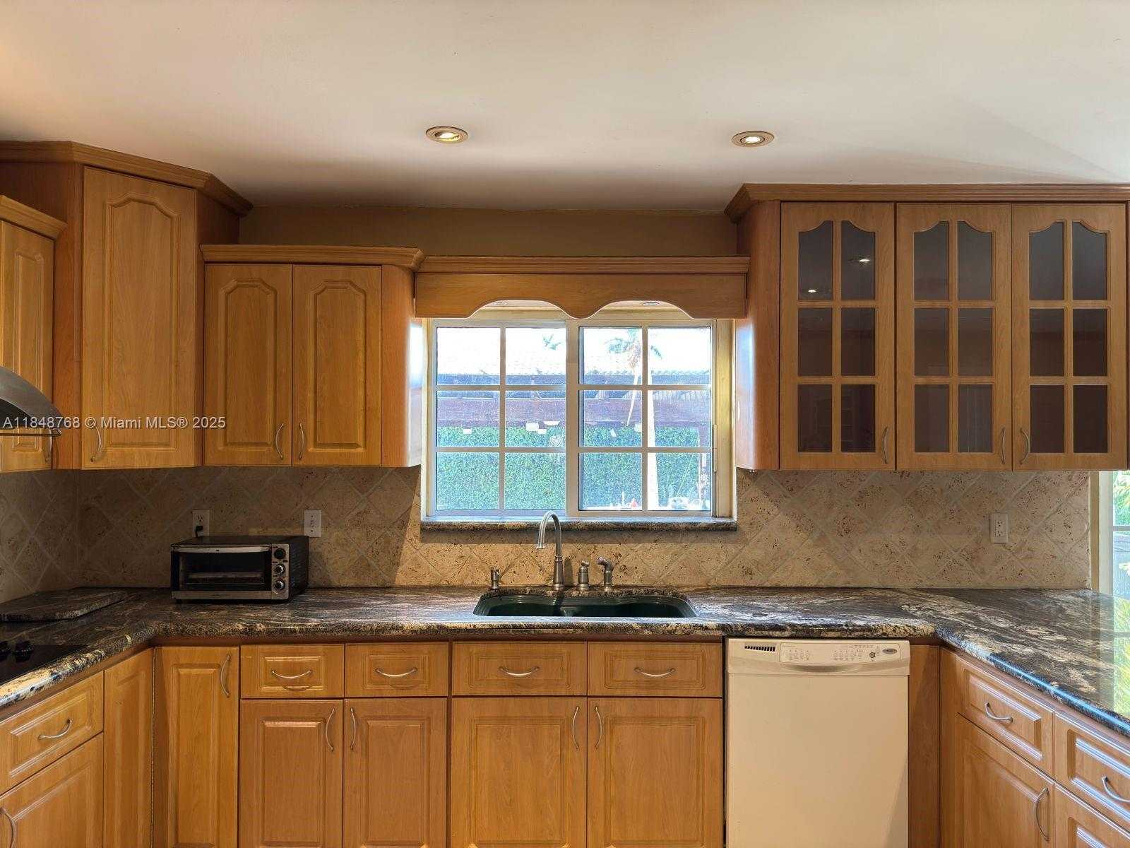 Small Image of 9931 NORTH WEST 130TH ST, Hialeah Gardens Number 60