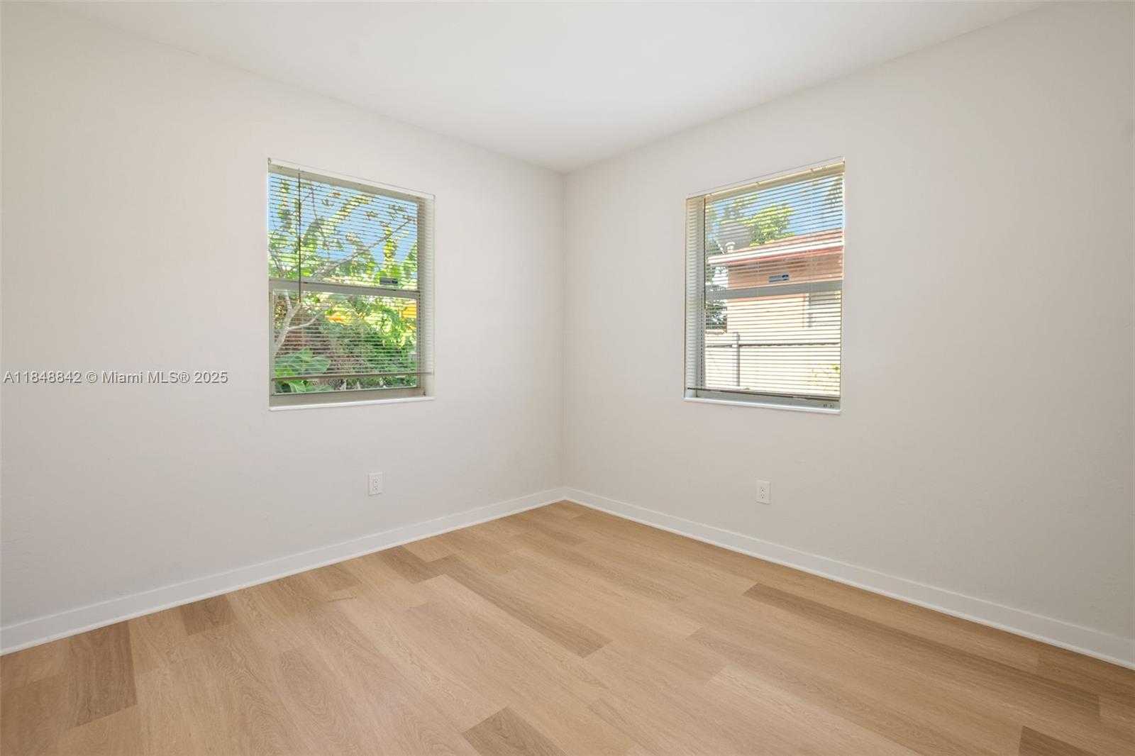 Small Image of 410 NORTH EAST 172ND ST, North Miami Beach Number 11