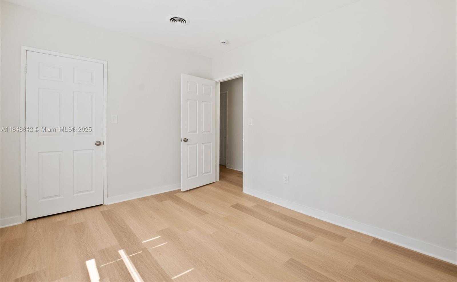 Small Image of 410 NORTH EAST 172ND ST, North Miami Beach Number 18