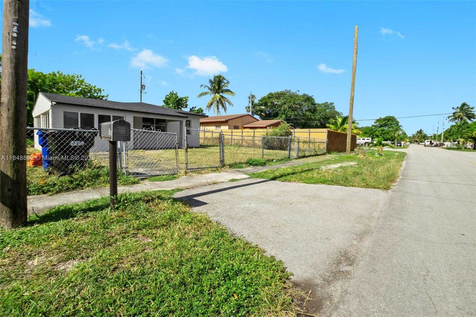 Small Image of 410 NORTH EAST 172ND ST, North Miami Beach Number 2