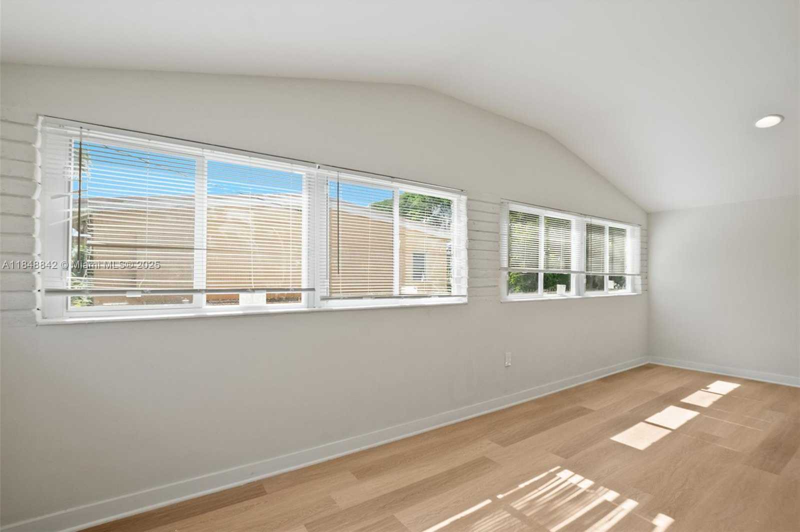 Small Image of 410 NORTH EAST 172ND ST, North Miami Beach Number 8