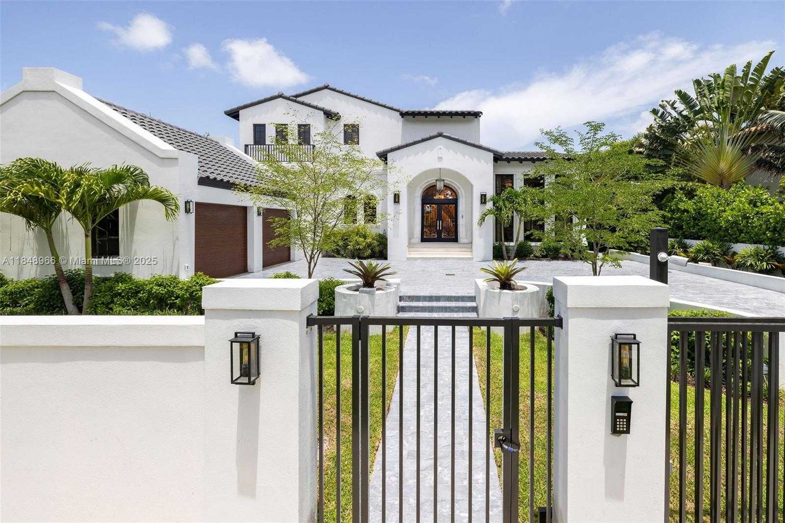 Small Image of 2321 NORTH BAY RD, Miami Beach Number 2