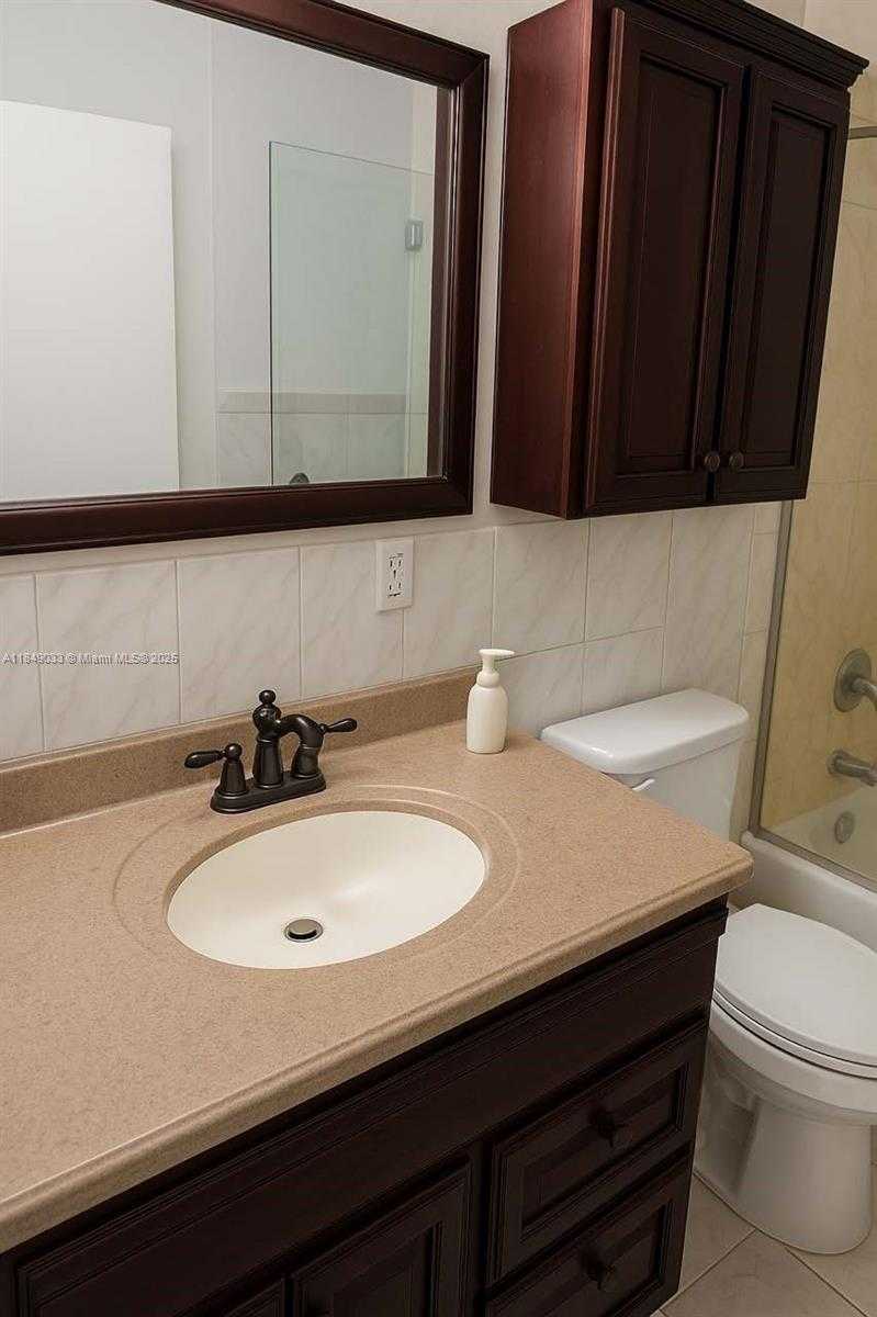Small Image of 3952 NORTH WEST 182ND LN, Miami Gardens Number 6
