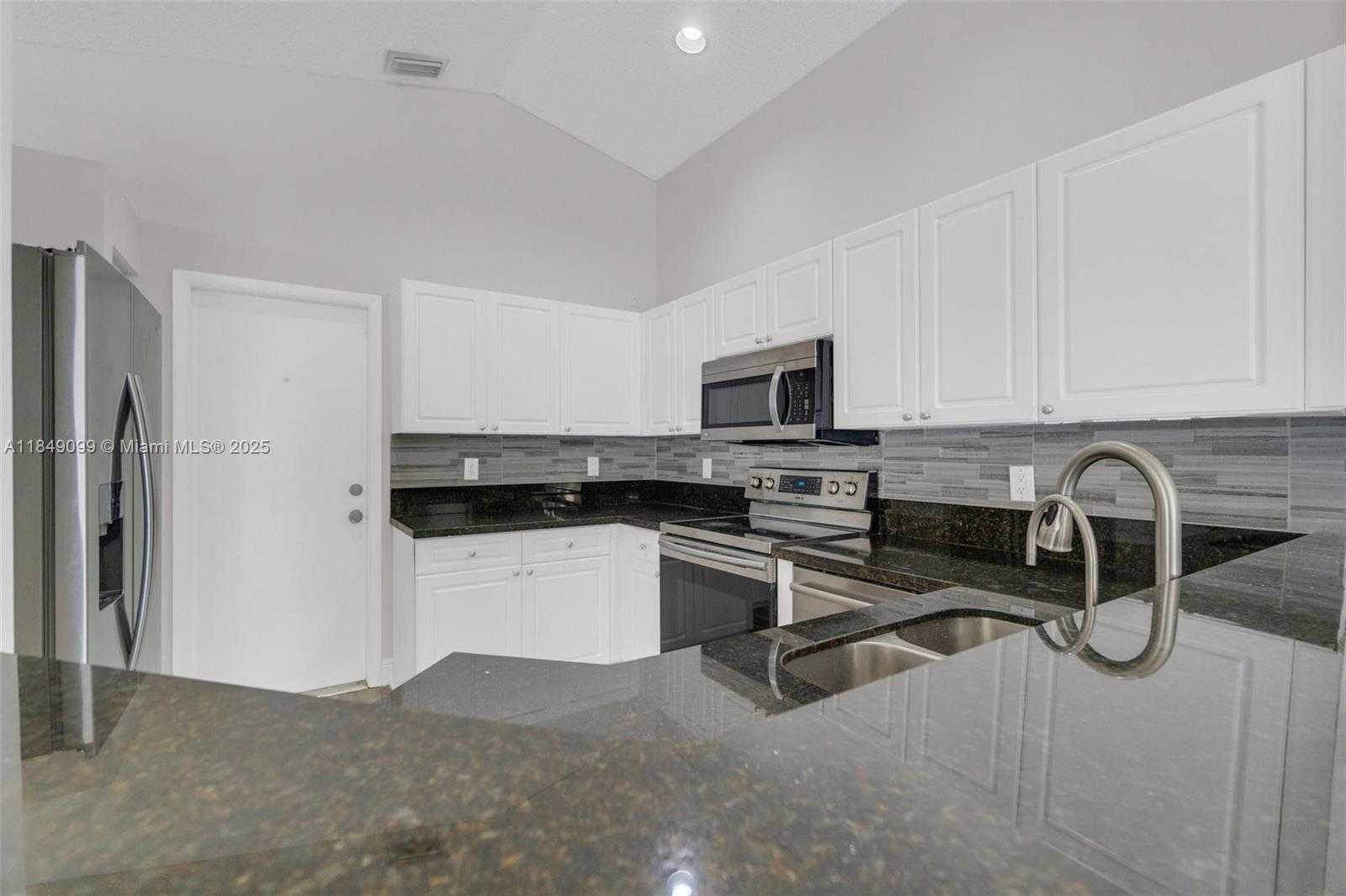 Small Image of 1592 SOUTH SALERNO CIR, Weston Number 11