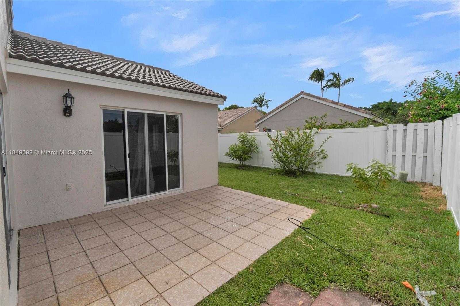 Small Image of 1592 SOUTH SALERNO CIR, Weston Number 38