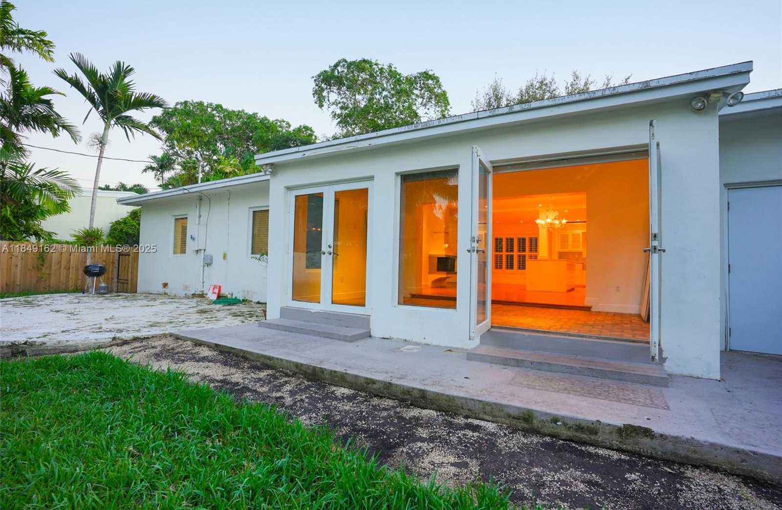 Small Image of 355 REDWOOD LN, Key Biscayne Number 10