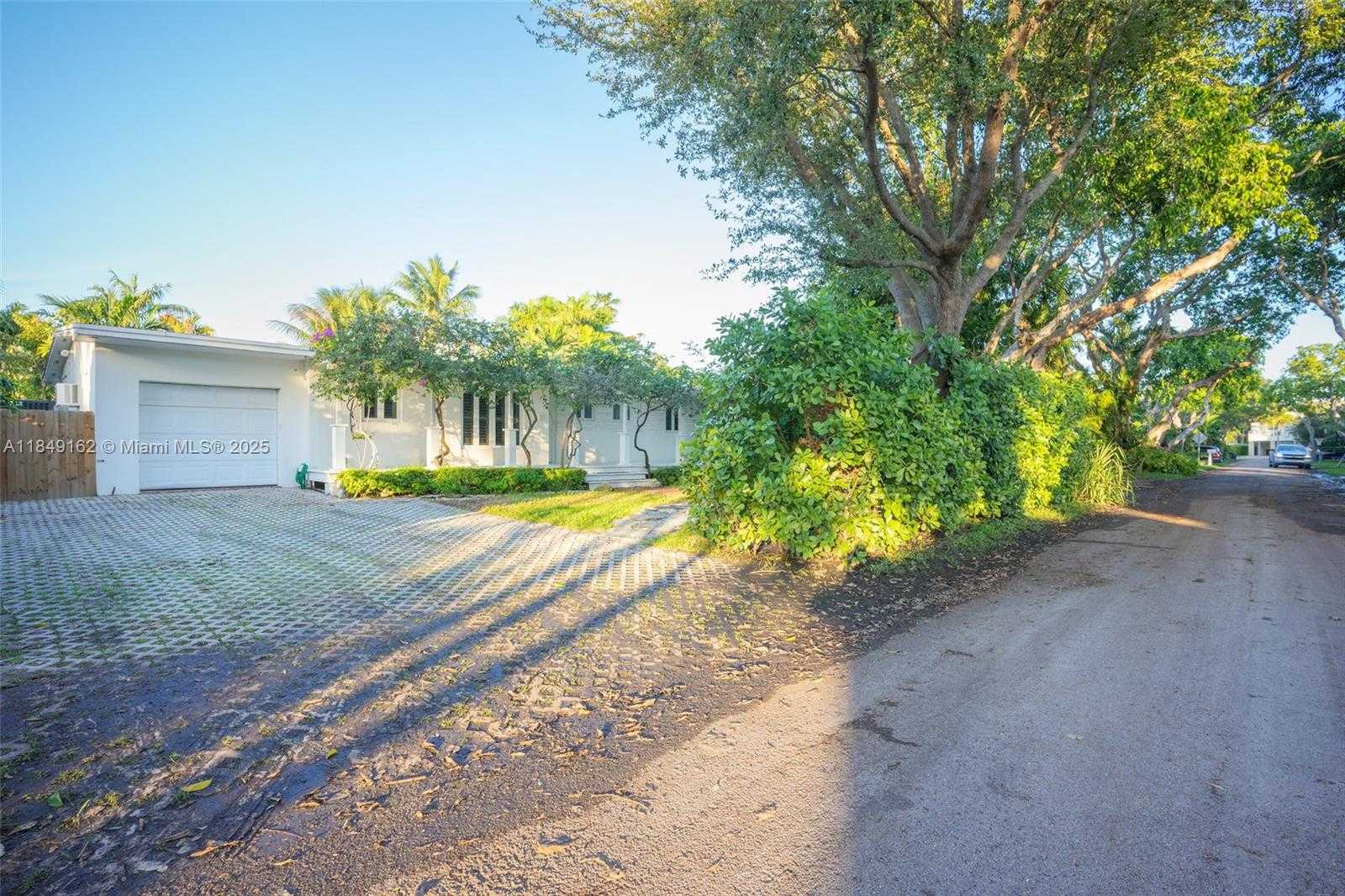 Small Image of 355 REDWOOD LN, Key Biscayne Number 4