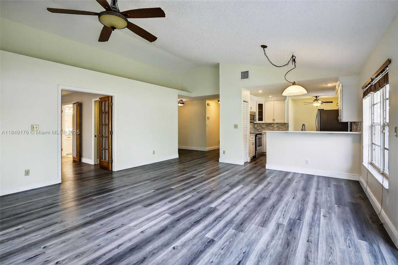 Small Image of 8800 LAKE PARK CIR N, Davie Number 10