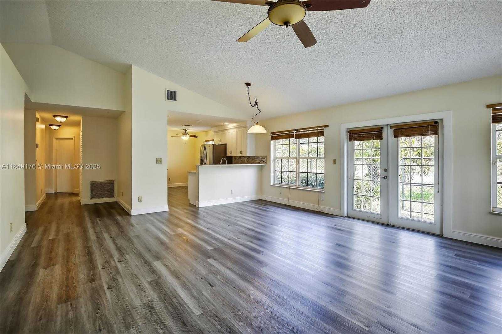 Small Image of 8800 LAKE PARK CIR N, Davie Number 11