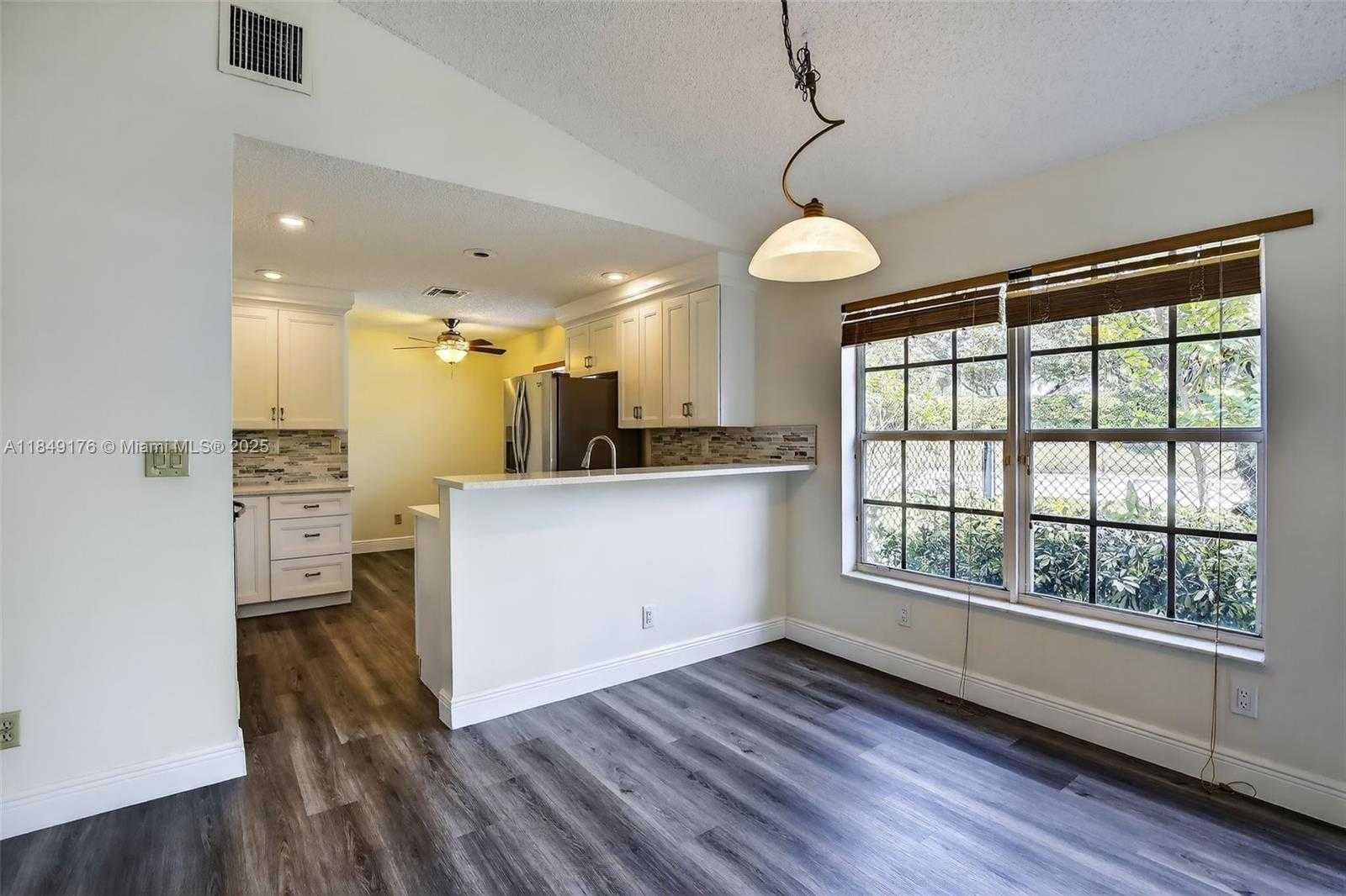Small Image of 8800 LAKE PARK CIR N, Davie Number 12