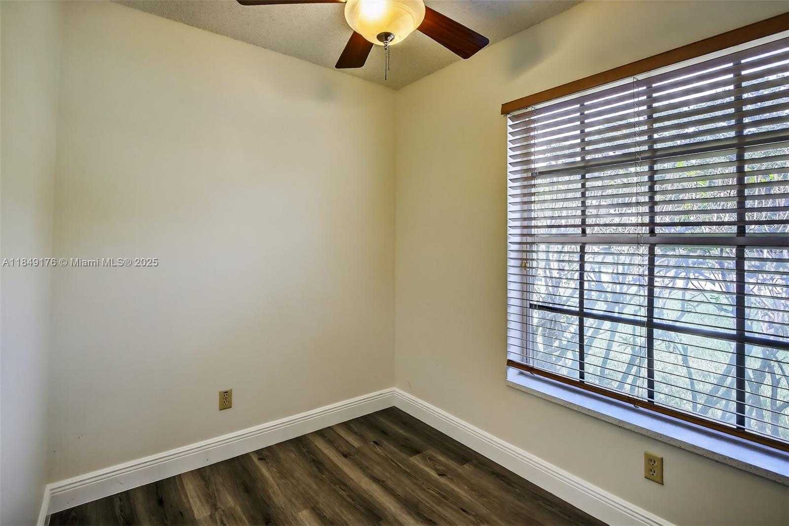 Small Image of 8800 LAKE PARK CIR N, Davie Number 14