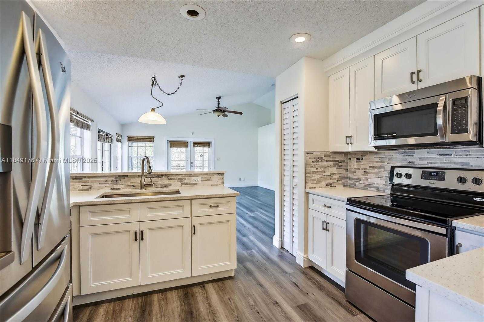 Small Image of 8800 LAKE PARK CIR N, Davie Number 15