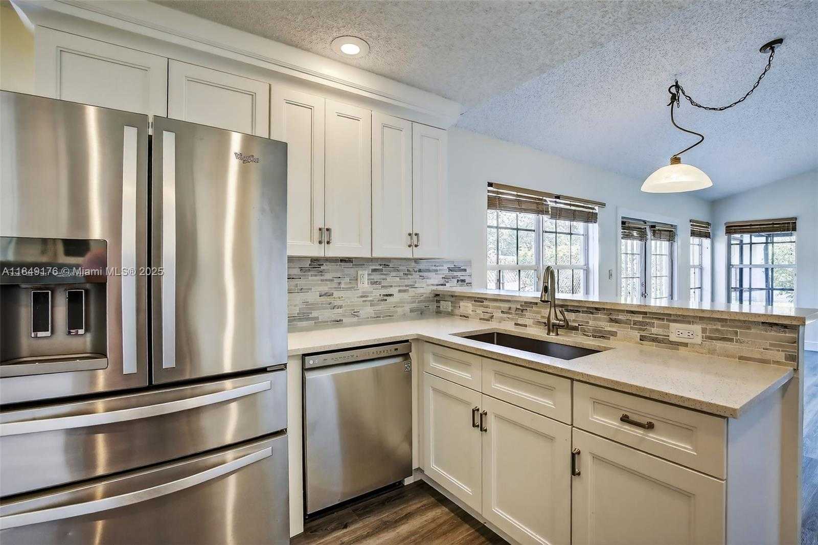Small Image of 8800 LAKE PARK CIR N, Davie Number 16