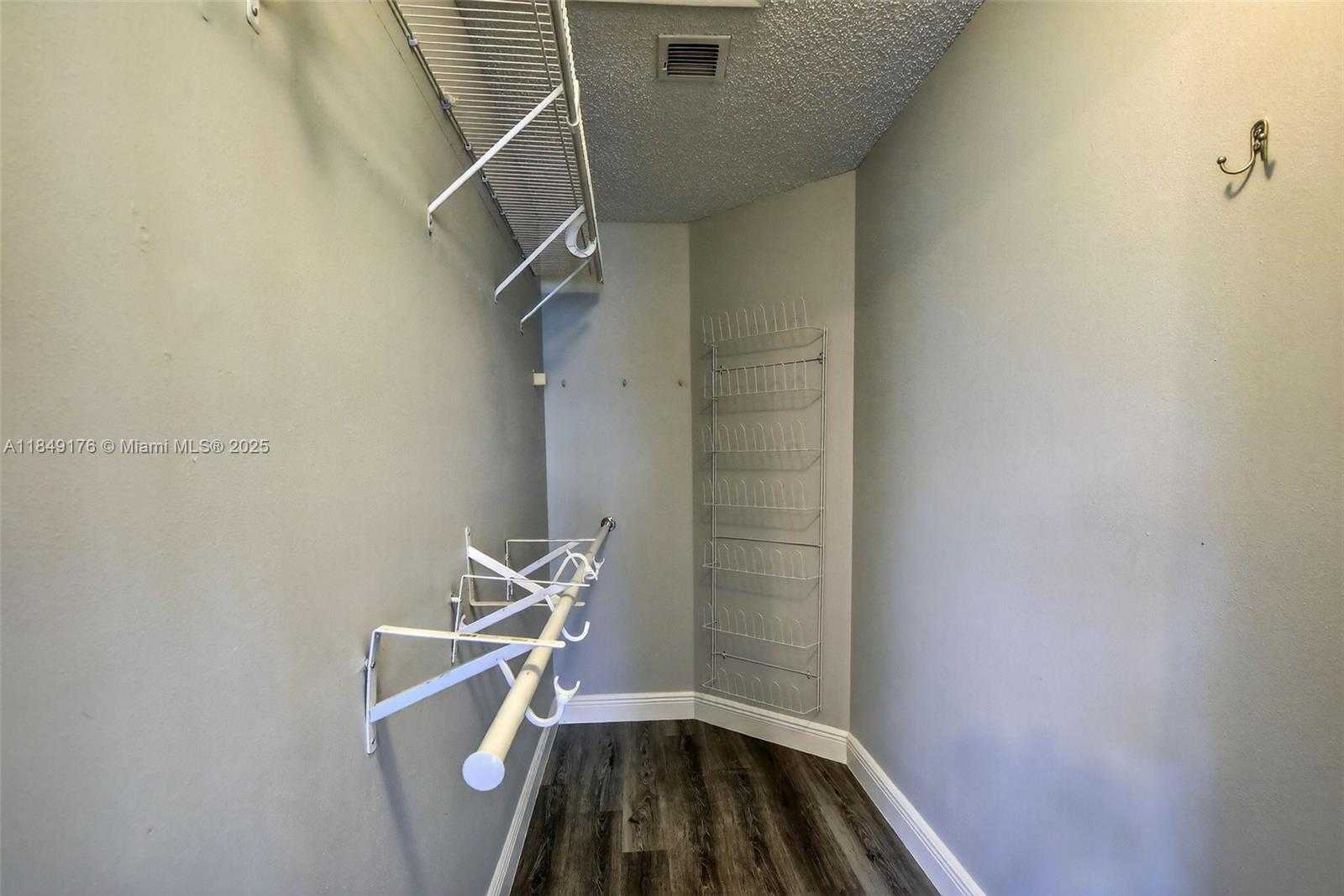 Small Image of 8800 LAKE PARK CIR N, Davie Number 18