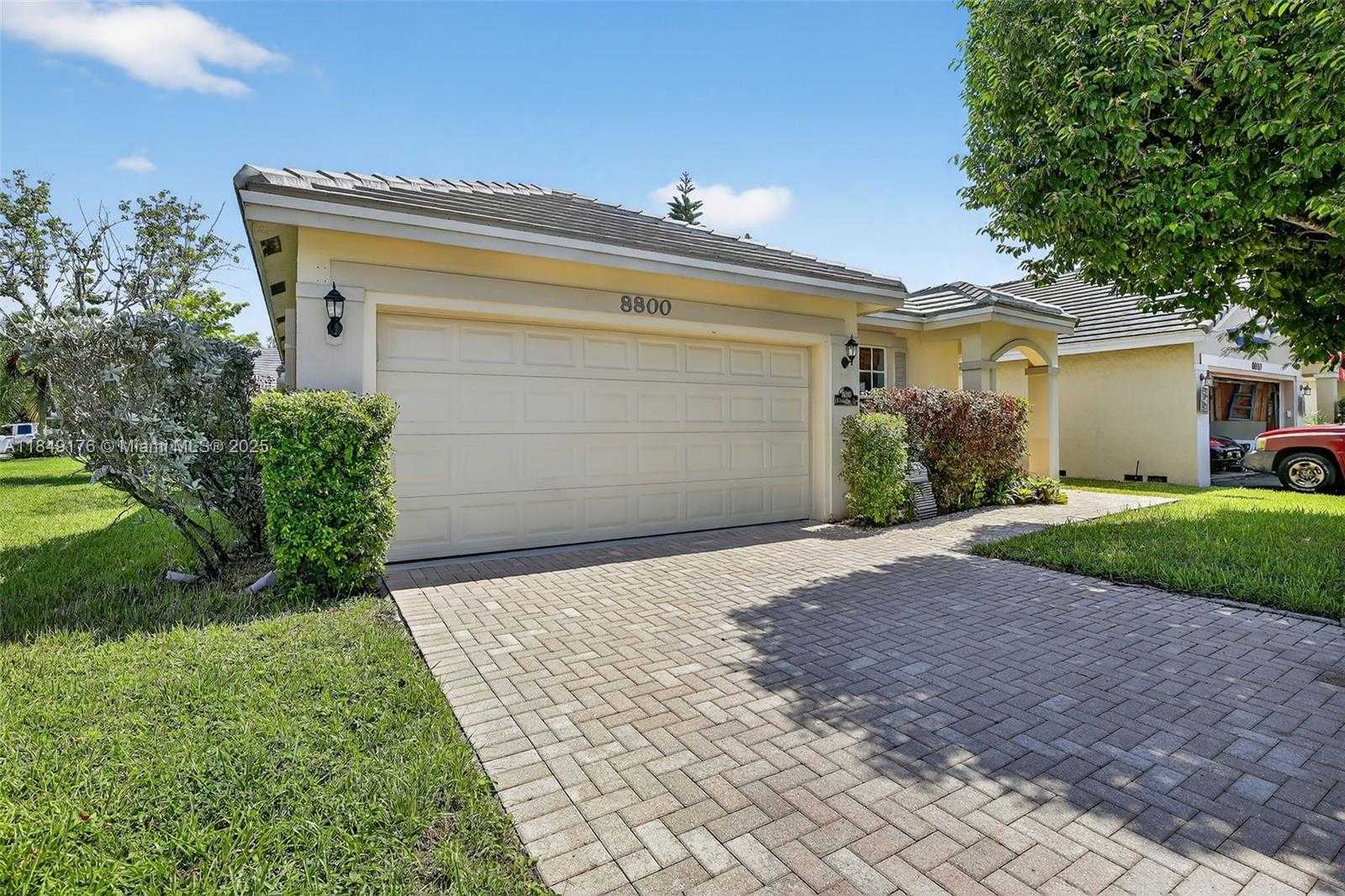 Small Image of 8800 LAKE PARK CIR N, Davie Number 2