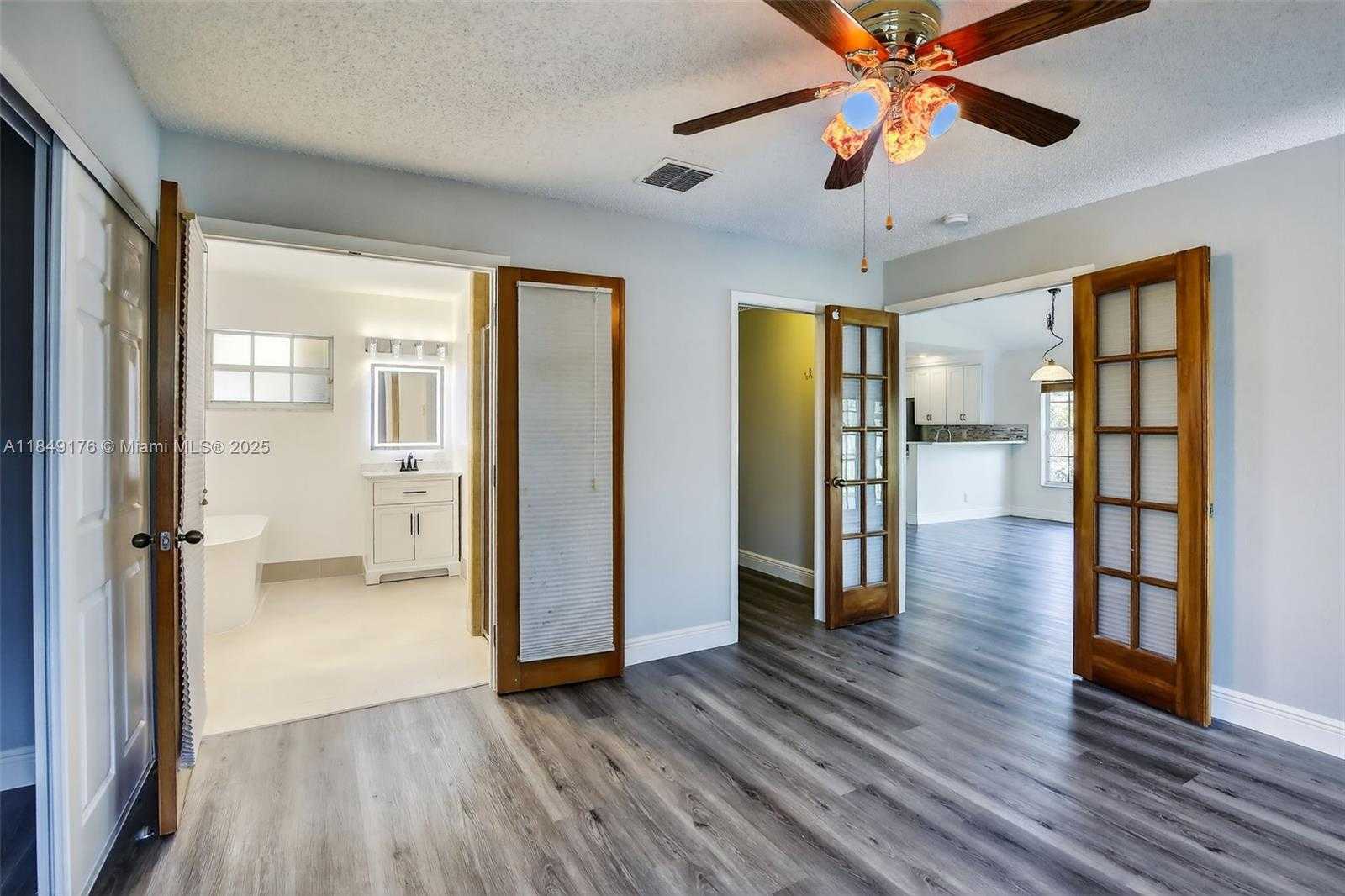 Small Image of 8800 LAKE PARK CIR N, Davie Number 20