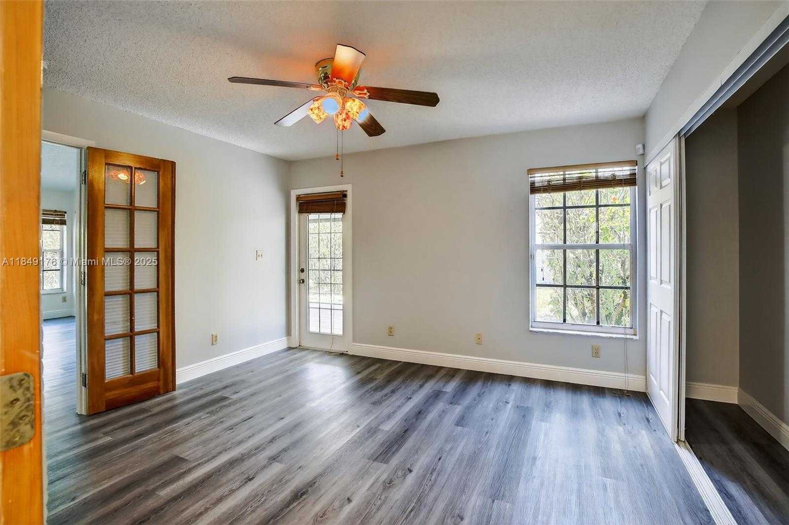 Small Image of 8800 LAKE PARK CIR N, Davie Number 21