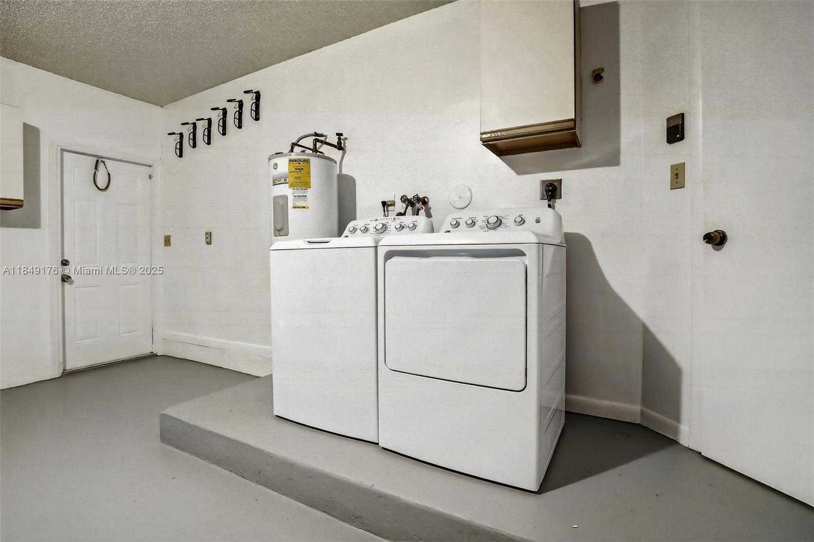 Small Image of 8800 LAKE PARK CIR N, Davie Number 25