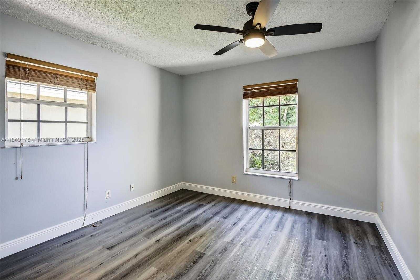 Small Image of 8800 LAKE PARK CIR N, Davie Number 26