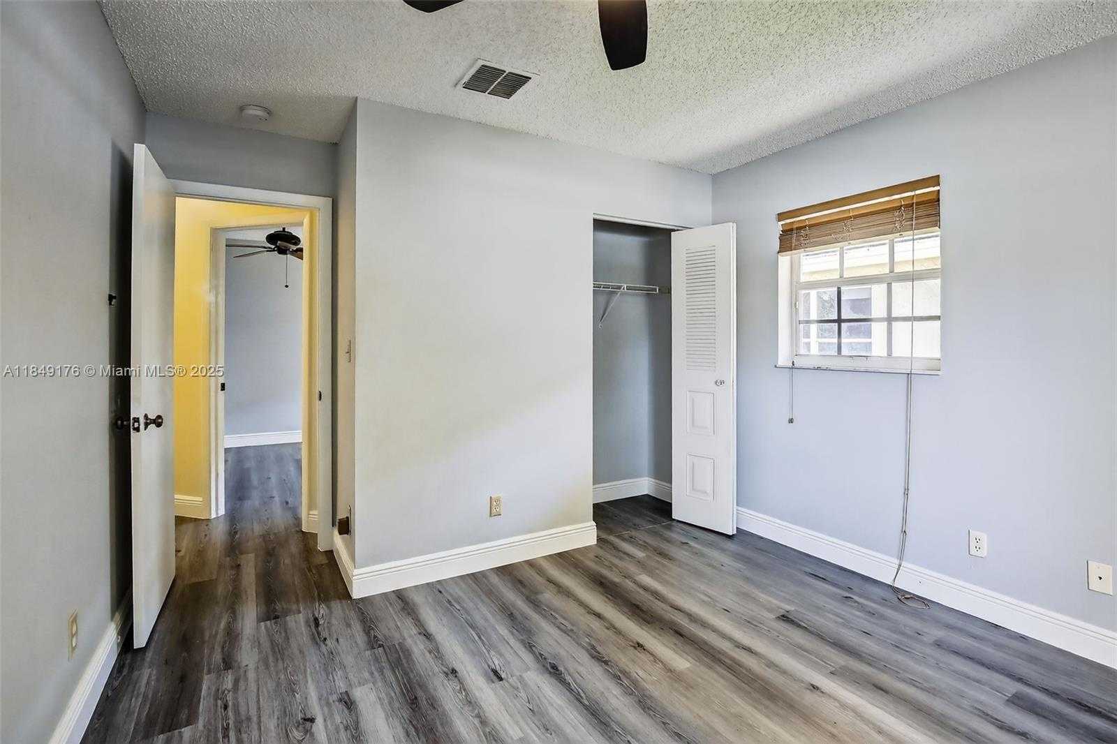 Small Image of 8800 LAKE PARK CIR N, Davie Number 27