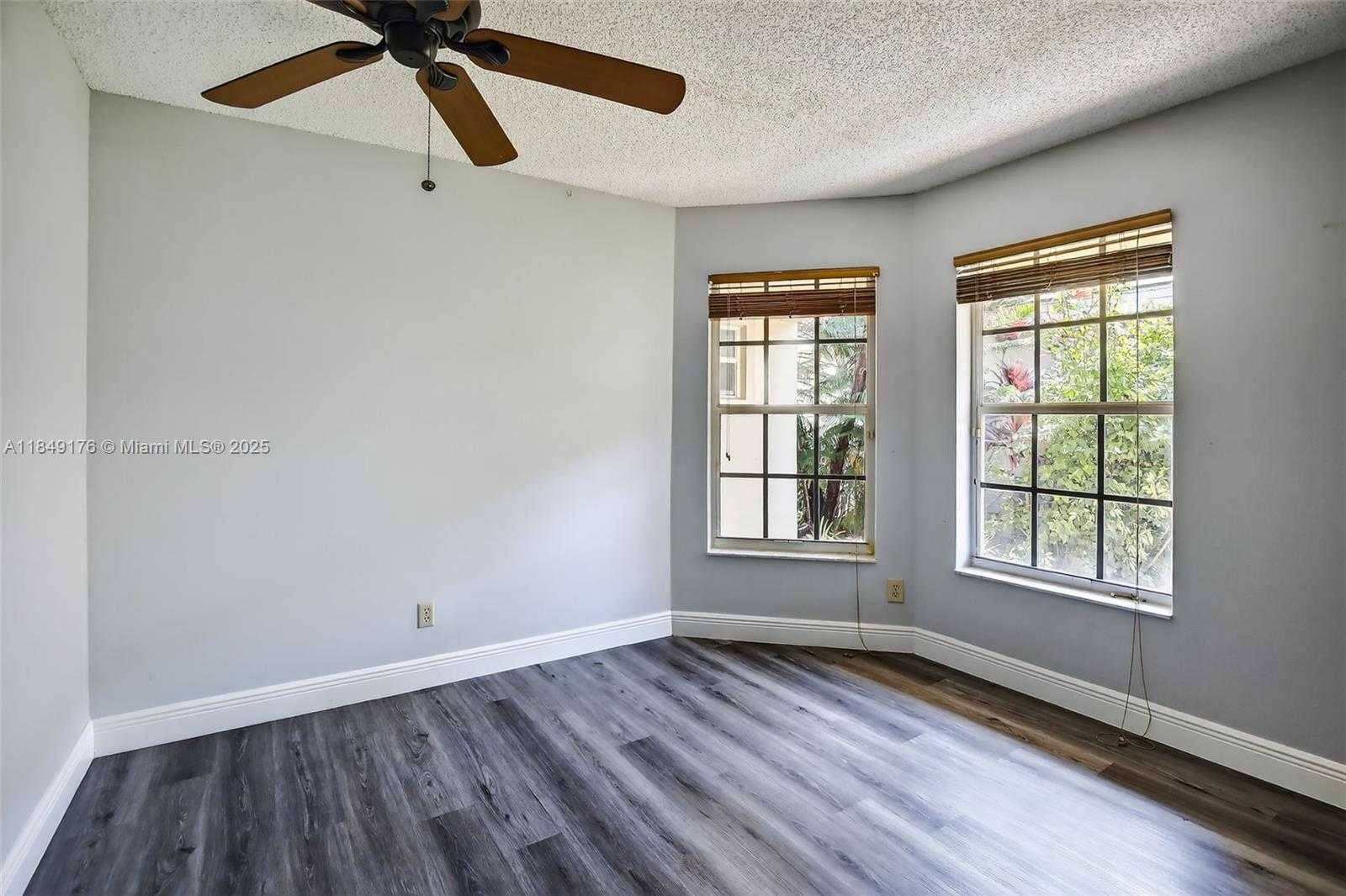 Small Image of 8800 LAKE PARK CIR N, Davie Number 28