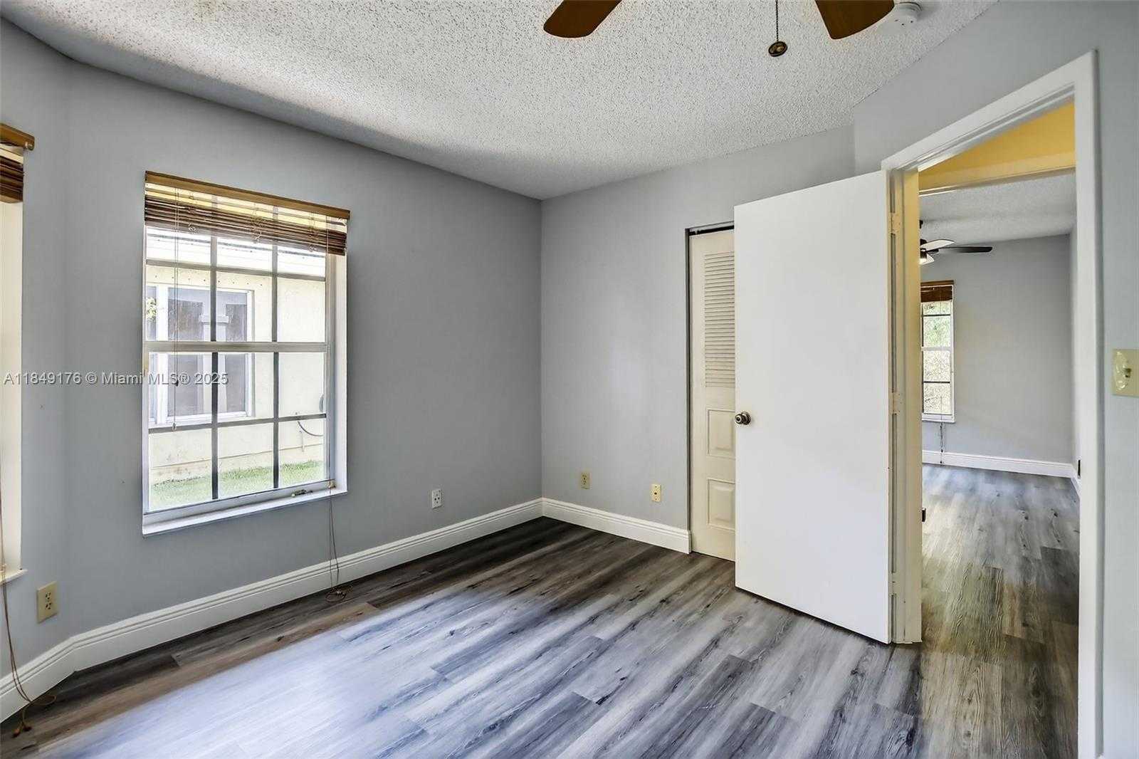 Small Image of 8800 LAKE PARK CIR N, Davie Number 29
