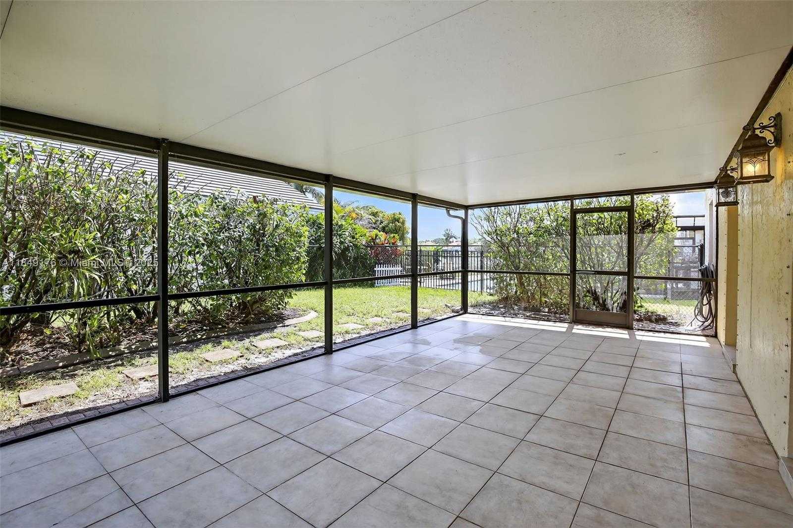 Small Image of 8800 LAKE PARK CIR N, Davie Number 30